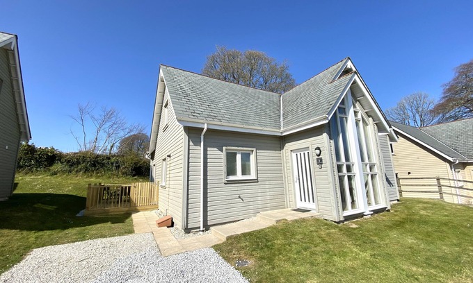 St Austell Cottage | Trewhiddle Villa 2 - a trewhiddle that sleeps 7 guests in 4 bedrooms