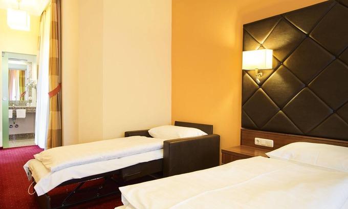 Maxglan Hotel | Triple room, shower, toilet - Villa Ceconi, hotel