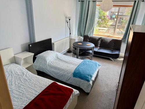 Northolt Mandeville House | Triplet room with kitchen