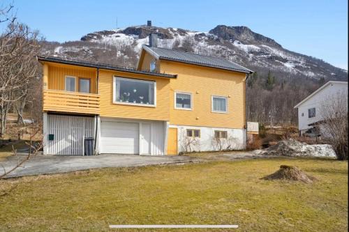 Tromsdalen House | Tromsø pearl near mountains, city life and northern lights