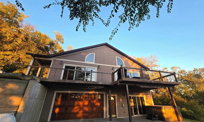 Lynxville Cabin | Trophy Ridge Lodge - 4 bed/3 bath- outdoor hot tub- Game room