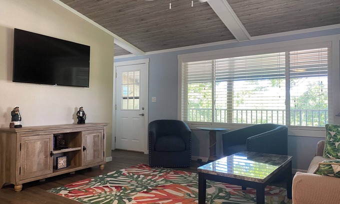 Lake Ozark Condo | TROPICAL 2 BEDROOM CONDO CLOSE TO EVERYTHING! MARIJUANA FREE ENTIRE COMPLEX!