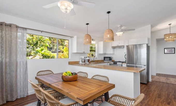 Kalaoa House | Tropical 2 bedroom close to airport and town!