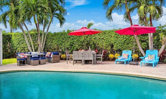 Imperial Point House | Tropical Chic 4BR Heated Pool Home, 5 min to beach, PAC-MAN, Games