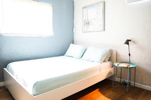 Flagami Apartment | Tropical Cottage in Prime Airport Area