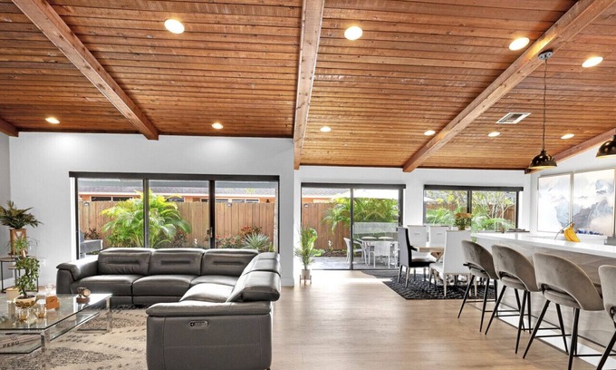 Plantation House | Tropical Dream House in Plantation – 3-Bedroom Home with Pool