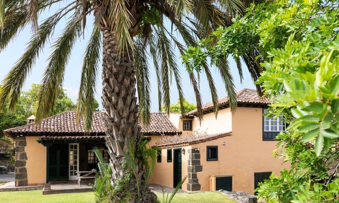 Cruz de los Martillos Villa | Tropical garden Holiday Home