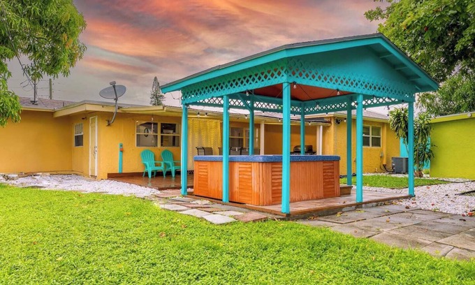 Pompano Beach Villa | Tropical house Pool Table, Jacuzzi, Nearby Beach
