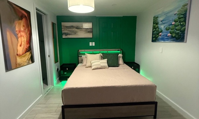 Wilton Manors House | Tropical men-only retreat with heated pool & garden view – The Green Room