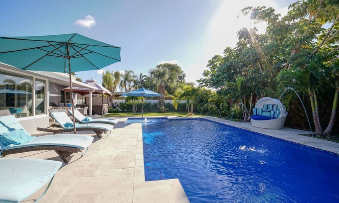 Wilton Manors House | Tropical Oasis heated salt pool & Hot Tub in Wilton Manor