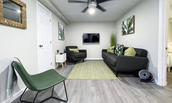 Southwest Apartment | Tropical Oasis - Renovated 3bd/2ba (+Parking)
