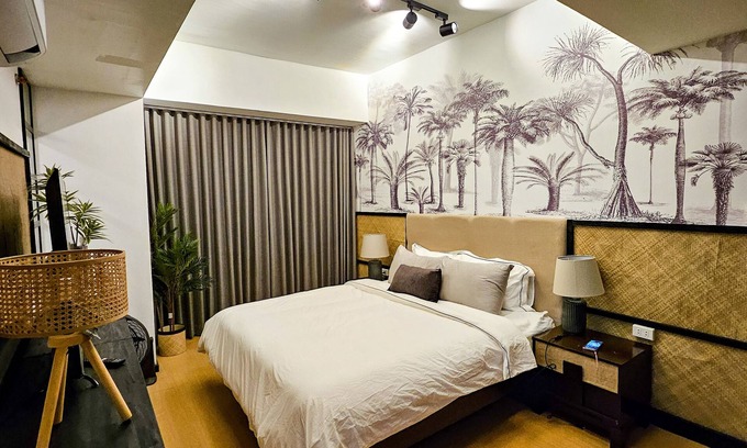 Forbes Park Condo | Tropical Oasis with the best unobstructed view of BGC + 100mbps wifi & Netflix