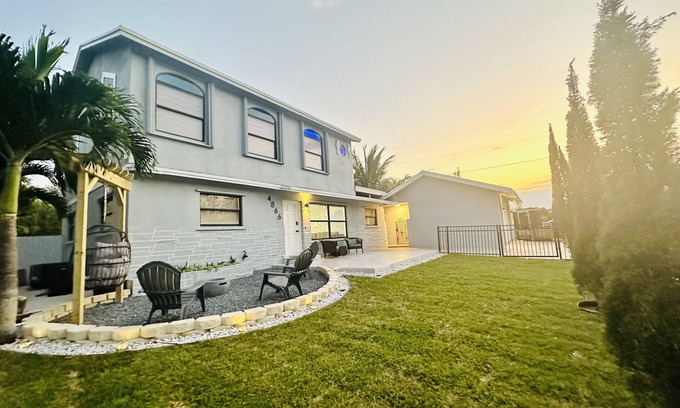 Greenacres House | Tropical Paradise 3 Bedrooms, 2 Baths, Coconut Palms, Jacuzzi, Shopping, Beaches