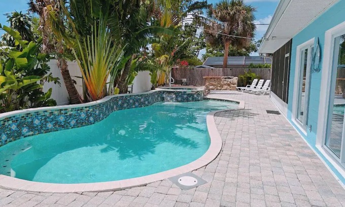 Sarasota House | Tropical paradise! Spa, heated pool, 2 miles from Siesta Key beach, very private