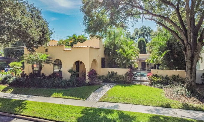 Virginia Park House | Tropical pool home in South Tampa