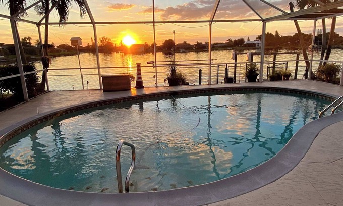 Fort Myers House | Tropical pool & kayak fun, Cape Coral