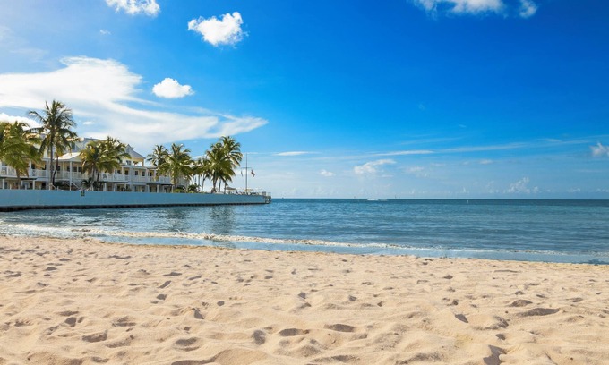 Uptown - Upper Duval Hotel | Tropical Retreat in Key West with Pool Access – Close to the Beach & Attraction