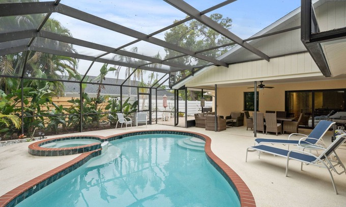 Indian Beach Sapphire Shores House | Tropical Retreat with free pool heat!