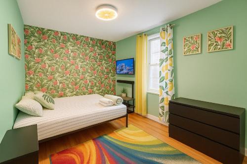 Harlem Apartment | Tropical style room