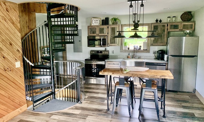 Sugar Grove Cabin | Trout Fish from your backyard! Hot Tub & 1 mi to VC Park!