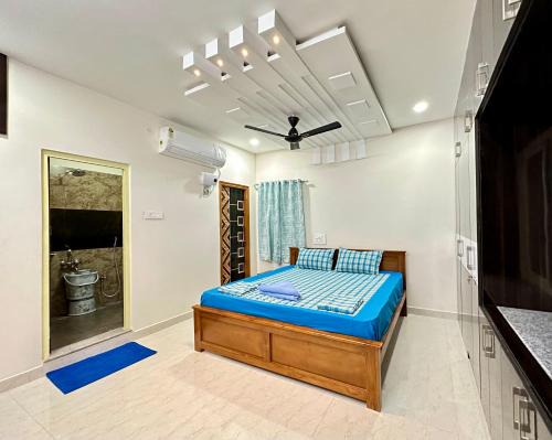 Tirupati Apartment | TrueLife Majestic Suites - 3BHK Large Signature Apartments - PS4 Veg Restaurant - On the way to Balaji Temple - Modular Kitchen - Large Hall, Super fast WiFi, Smart TV, 250 Jio Channel - Easy access to all Temples - Parking - Top service with lots of Love
