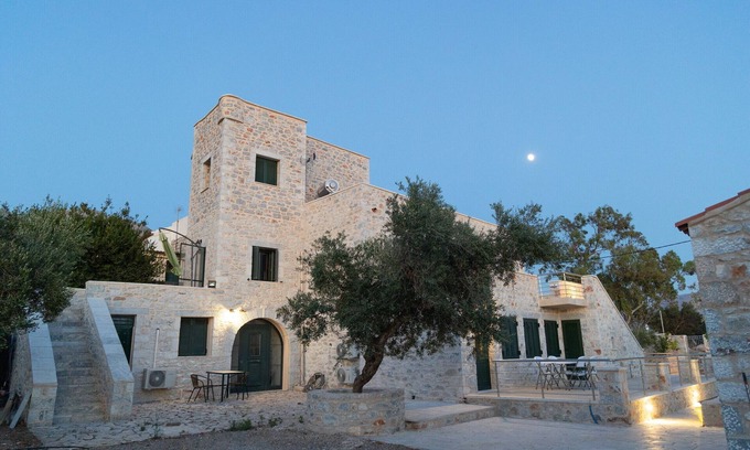 Omales Apartment | Tsopakas Nest Studio,Near tavern,Beach,Mani