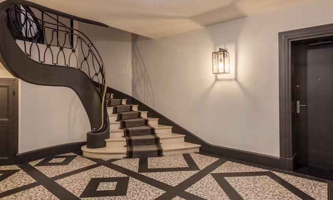 Quartier du Gros-Caillou Apartment | Tucked away in a quiet courtyard very stylish 110m² pied-à-terre-in Invalides