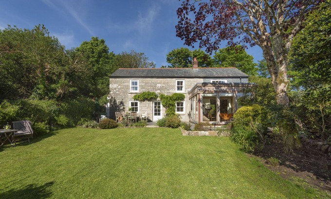 Saint Erth Praze Cottage | Tucked away in a rural setting between Hayle and Helston, Deugh an Chy is a much-loved Cornish cotta