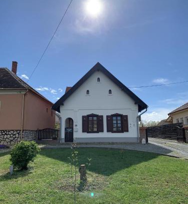 Fertoszentmiklos Apartment | Tulipános vendégház
