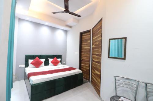 Rajouri Garden Hotel | Twamev couple Friendly Rajouri garden by The Arrow
