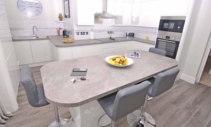 Lee-on-the-Solent Apartment | Twenty One-A - an apartment that sleeps 6 guests in 3 bedrooms