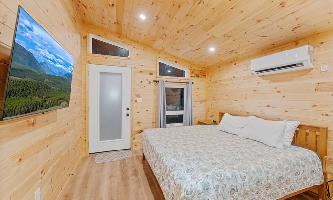 Columbia Falls Cabin | Twilight Micro Cabin at Spotted Bear Retreat