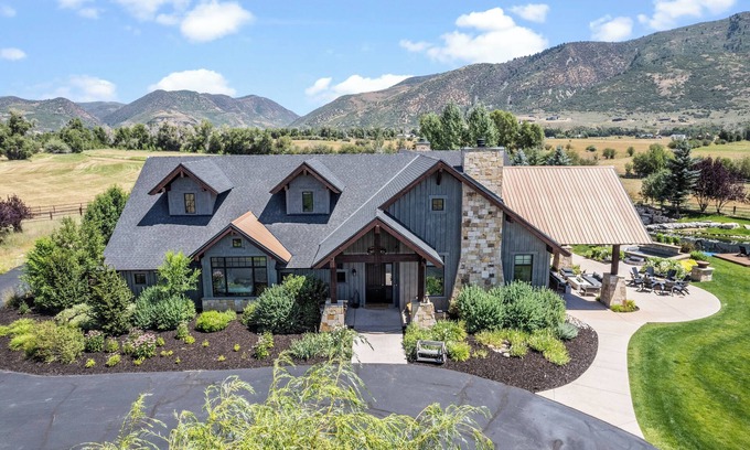 Oakley House | TWILIGHT MOON RANCH, featured in "Yellowstone",nAdd Barnhouse up to 32 guests