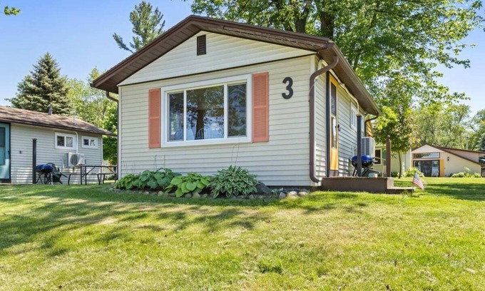 Chippewa Lake Cabin | Twin bed cottage with pickleball court