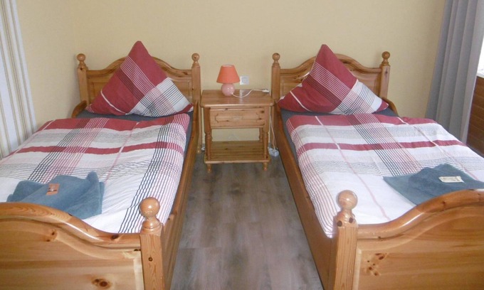 Hinzerath Cottage | Twin room, shower, toilet, balcony - Haus Hochwaldhöhe