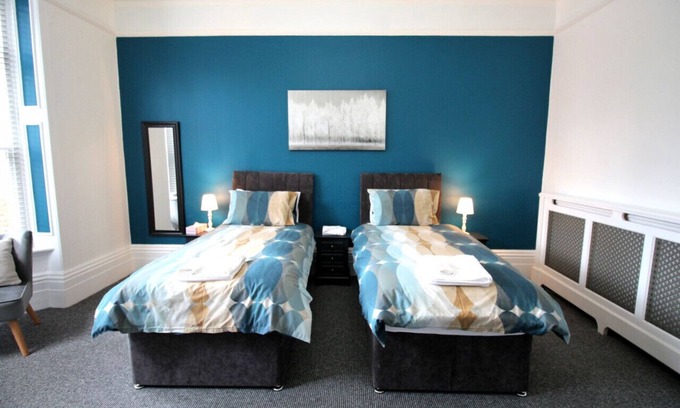 Lincoln House | Twin Room with Shared Bathroom - Hamilton