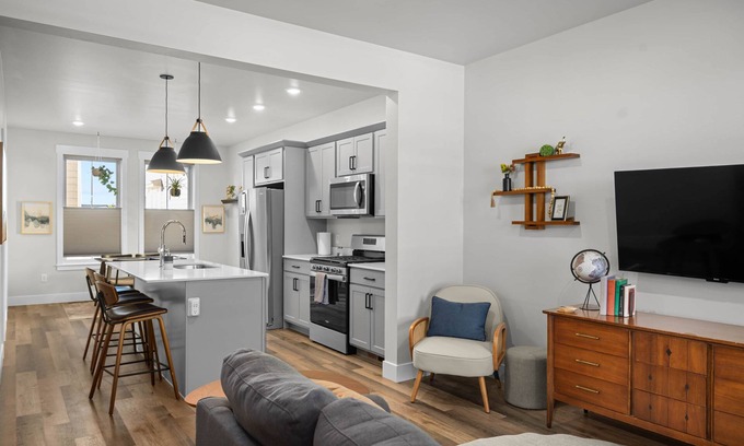 Billings House | Twin Suites - Walk to Coffee & Green Spaces