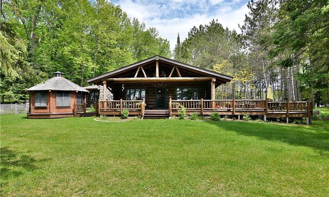 Hayward House | Two Bear Lodge on Lost Land Lake