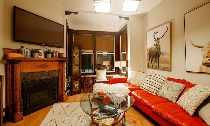 Queens Apartment | Two bedrms, living+dining, Kedgi Lodge nature themed suite