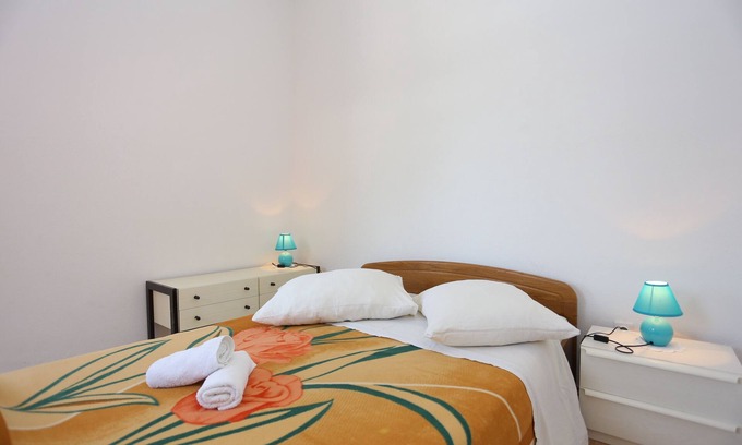 Ruskamen Apartment | Two bedroom apartment with terrace and sea view Lokva Rogoznica, Omiš (A-17645-a)