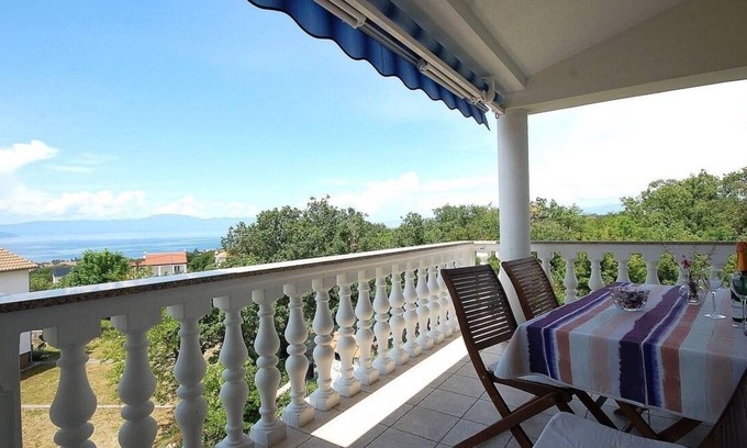 Marsici Apartment | Two bedroom apartment with balcony and sea view Kremenići, Krk (A-21724-b)