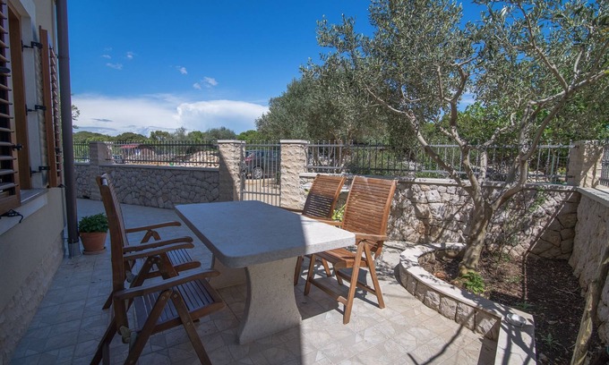 Punta Kriza Apartment | Two bedroom apartment with terrace Punta križa, Cres (A-8082-a)