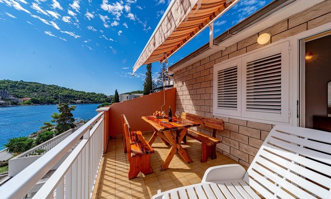 Brna Apartment | Two bedroom apartment with terrace and sea view Brna, Korčula (A-10057-b)