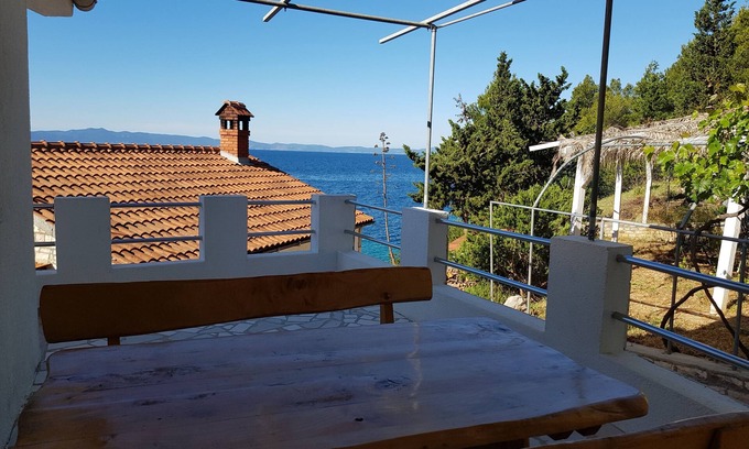 Gdinj Apartment | Two bedroom apartment near beach Cove Jedra, Hvar (A-2583-f)