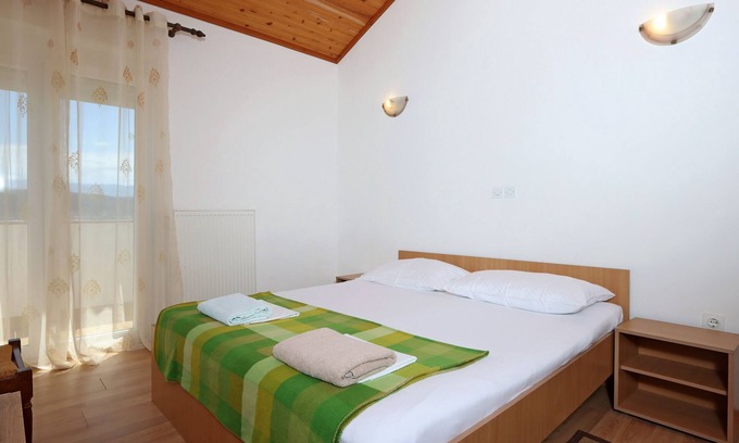 Rab Town Apartment | Two bedroom apartment near beach Supetarska Draga - Gonar, Rab (A-18650-d)