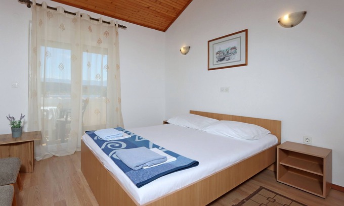 Rab Town Apartment | Two bedroom apartment near beach Supetarska Draga - Gonar, Rab (A-18650-a)