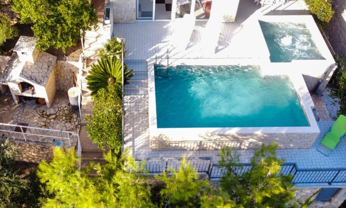 Pisak Apartment | Two Bedroom Apartment with Sea View and Private Pool