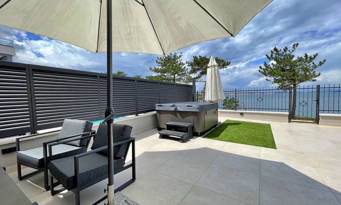 Silo Apartment | Two bedroom apartment with terrace and sea view Šilo, Krk (A-21242-i)