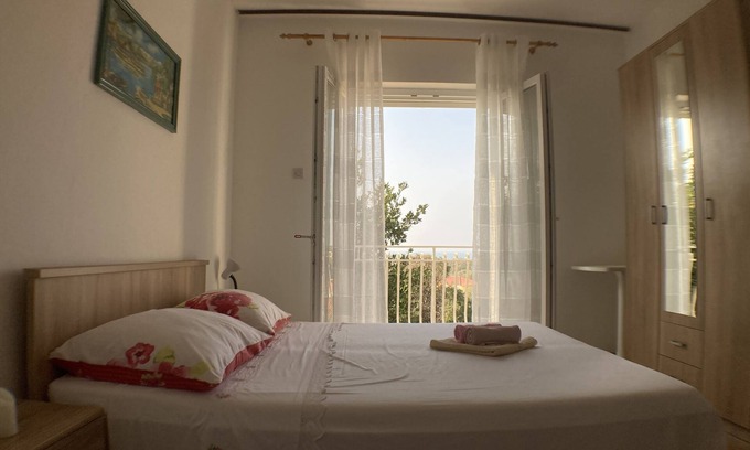 Lun Apartment | Two bedroom apartment with balcony and sea view Lun, Pag (A-9395-b)