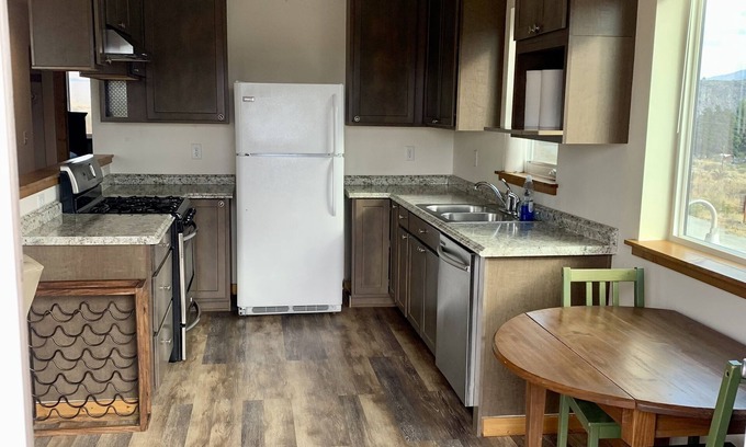 Pateros Apartment | Two Bedroom Apt. in Pateros- 18 mi to Chelan, 44 mi to Winthrop, River views!